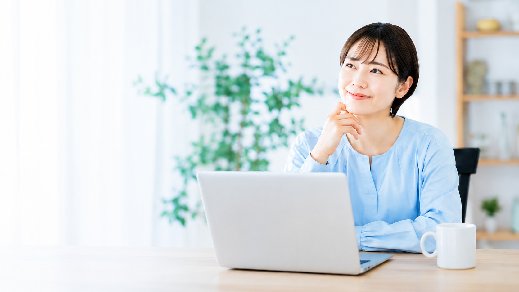 ノートパソコンに向かう女性